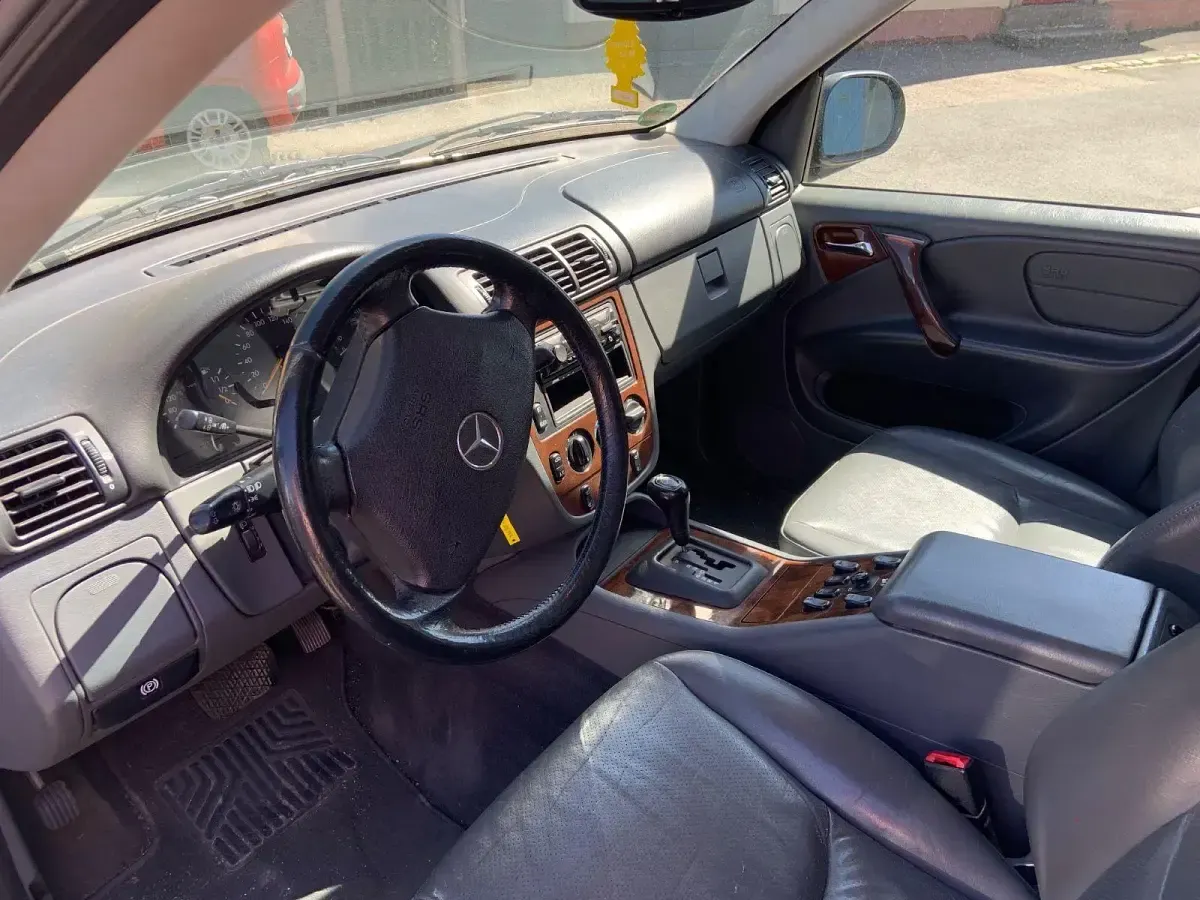 Gebraucht Mercedes ML320 218 PS (160 kW) 1999 Schwarz SUV