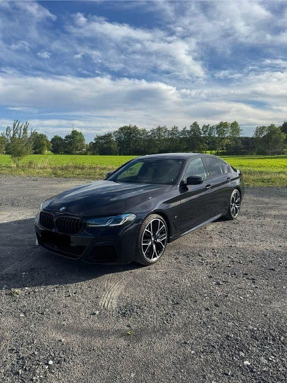 Schwarz Gebraucht 2021 BMW M550 Shadowline Limousine | 52.000 € (Fairer Preis) - Bild 1/4