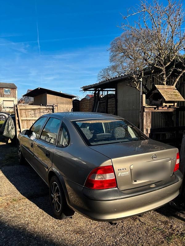 Gold Gebraucht 1995 Opel Vectra Limousine | 1.700 € - Bild 1/4