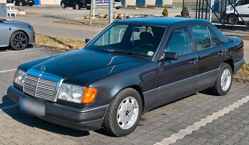 Second-hand Mercedes E230 132 CP (97 kW) 1992 Negru Berlinǎ