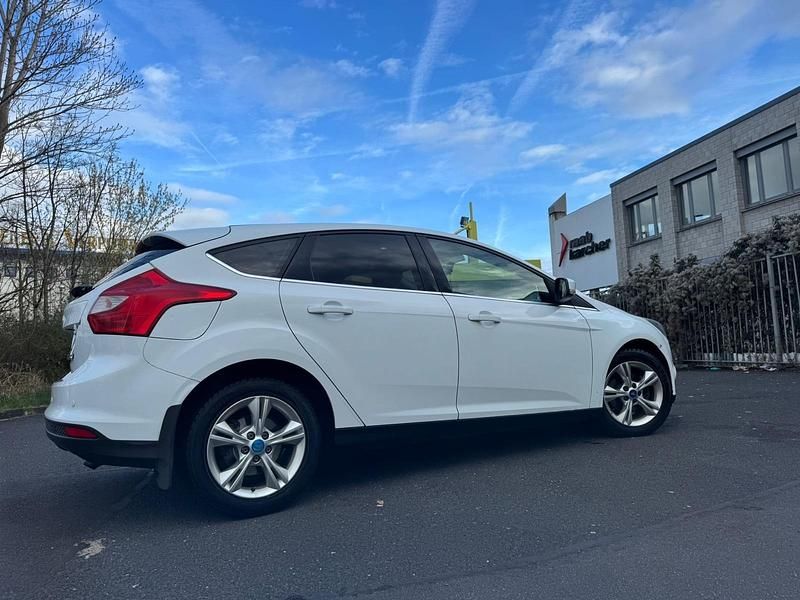 Gebraucht Ford Focus 125 PS (91 kW) 2012 Weiß Limousine