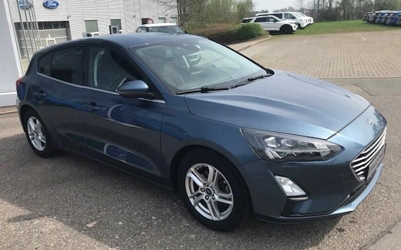 Chromablau metallic (blau) Gebraucht 2021 Ford Focus Cool & Connect Limousine | 16.980 € (Fairer Preis) - Bild 1/4