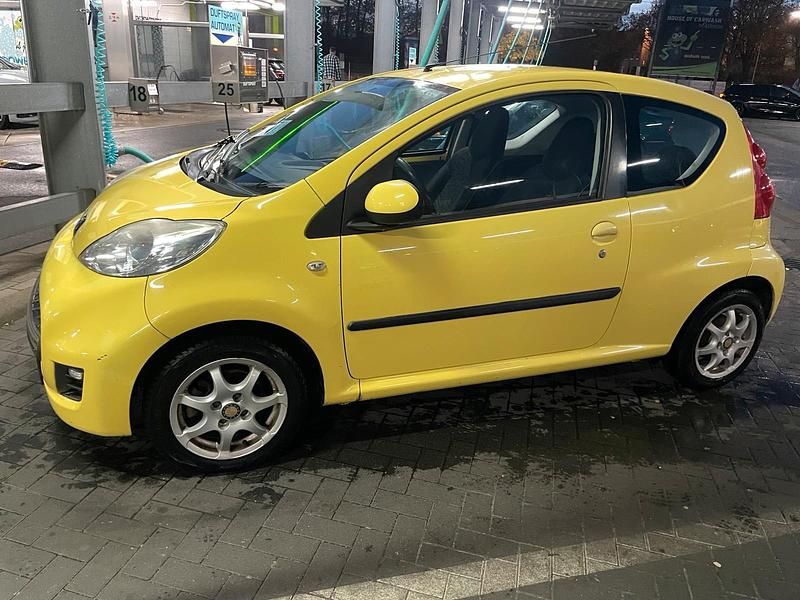 Gelb Gebraucht 2008 Peugeot 107 Kleinwagen | 2.450 € (Fairer Preis) - Bild 1/4
