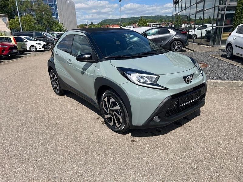 Neu Toyota Aygo X 72 PS (52 kW) 2025 Gruen SUV