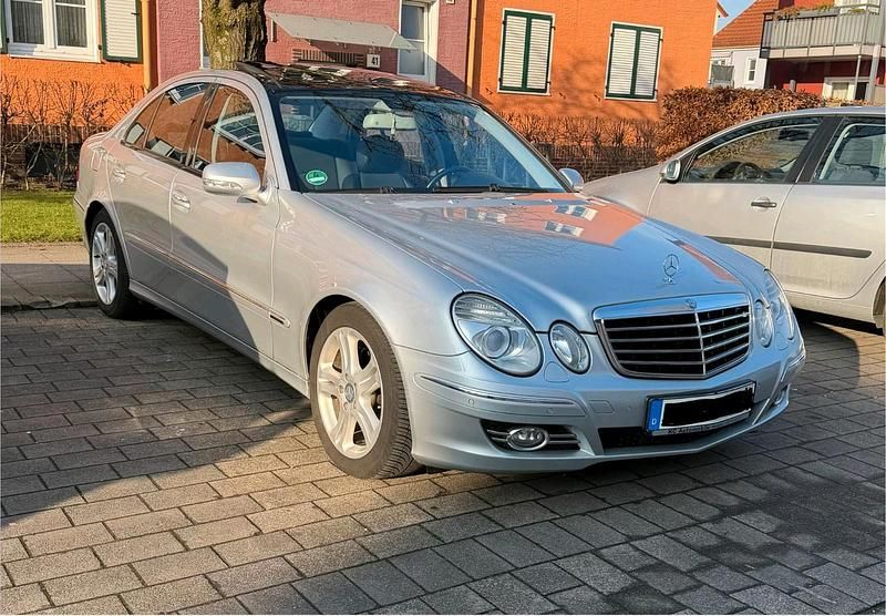 Silber Gebraucht 2008 Mercedes E200 Limousine | 6.000 € (Etwas zu teuer) - Bild 1/4