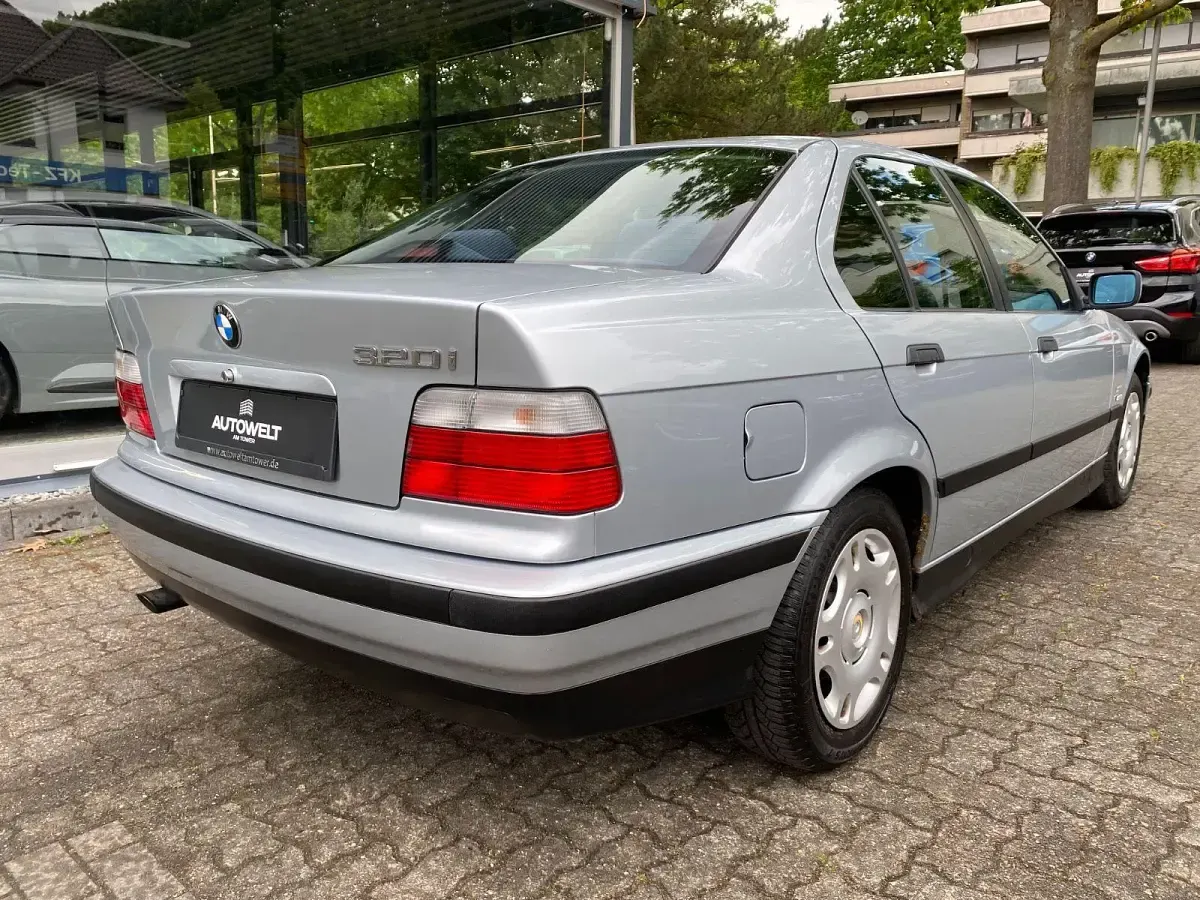 Gebraucht BMW 320 150 PS (110 kW) 1997 Silber Limousine
