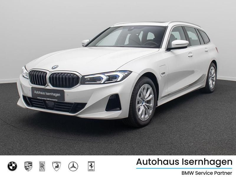 Mineralweißa96schwarz Gebraucht 2022 BMW 330e Sport Line Limousine | 29.999 € (Etwas zu teuer) - Bild 1/4
