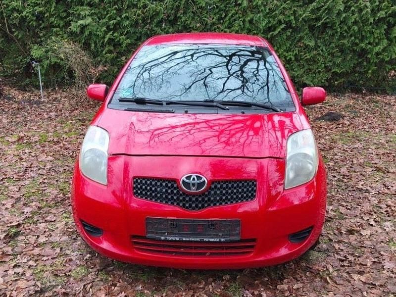 Gebraucht Toyota Yaris 69 PS (50 kW) 2007 Rot Limousine