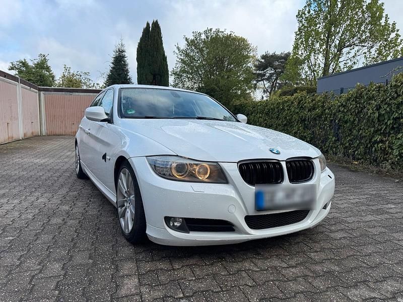 Gebraucht BMW 330 245 PS (180 kW) 2011 Weiß Limousine