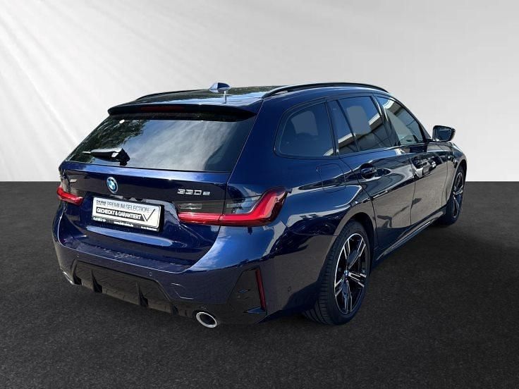 Gebraucht BMW 330e M Sport 292 PS (214 kW) 2024 Bmw individual tansanitblau metallic Kombi