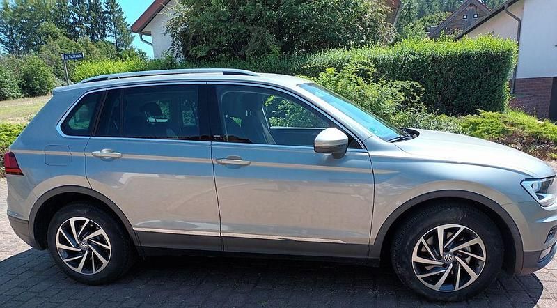 Silber Gebraucht 2017 VW Tiguan Sound SUV | 19.950 € (Guter Preis) - Bild 1/4