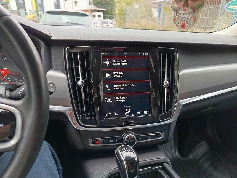 Silber Gebraucht 2018 Volvo V90 Momentum Kombi | 19.400 € (Superpreis) - Bild 1/4