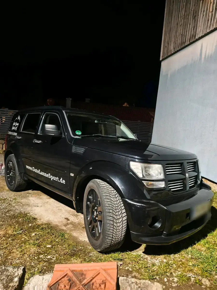 Używany Dodge Nitro 180 KM (132 kW) 2008 Czarny SUV