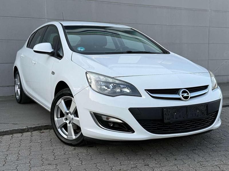 Gebraucht Opel Astra 101 PS (74 kW) 2012 Schneeweiss/summitwhite/arctic Kleinwagen