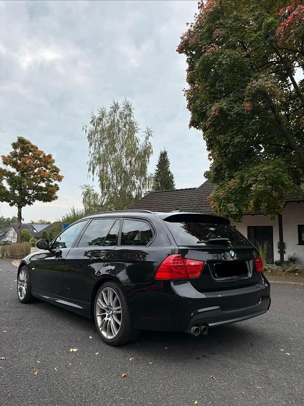 Schwarz Gebraucht 2011 BMW 330 M Sport Kombi | 8.300 € (Guter Preis) - Bild 1/4