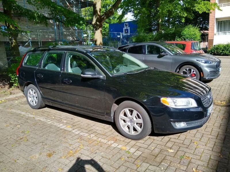 Schwarz Gebraucht 2013 Volvo V70 Momentum Kombi | 5.500 € (Superpreis) - Bild 1/3