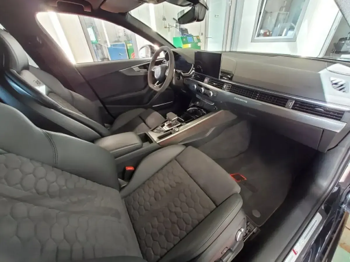 Gebraucht Audi RS4 Ambiente 450 PS (330 kW) 2024 Mythosschwarz metallic Kombi