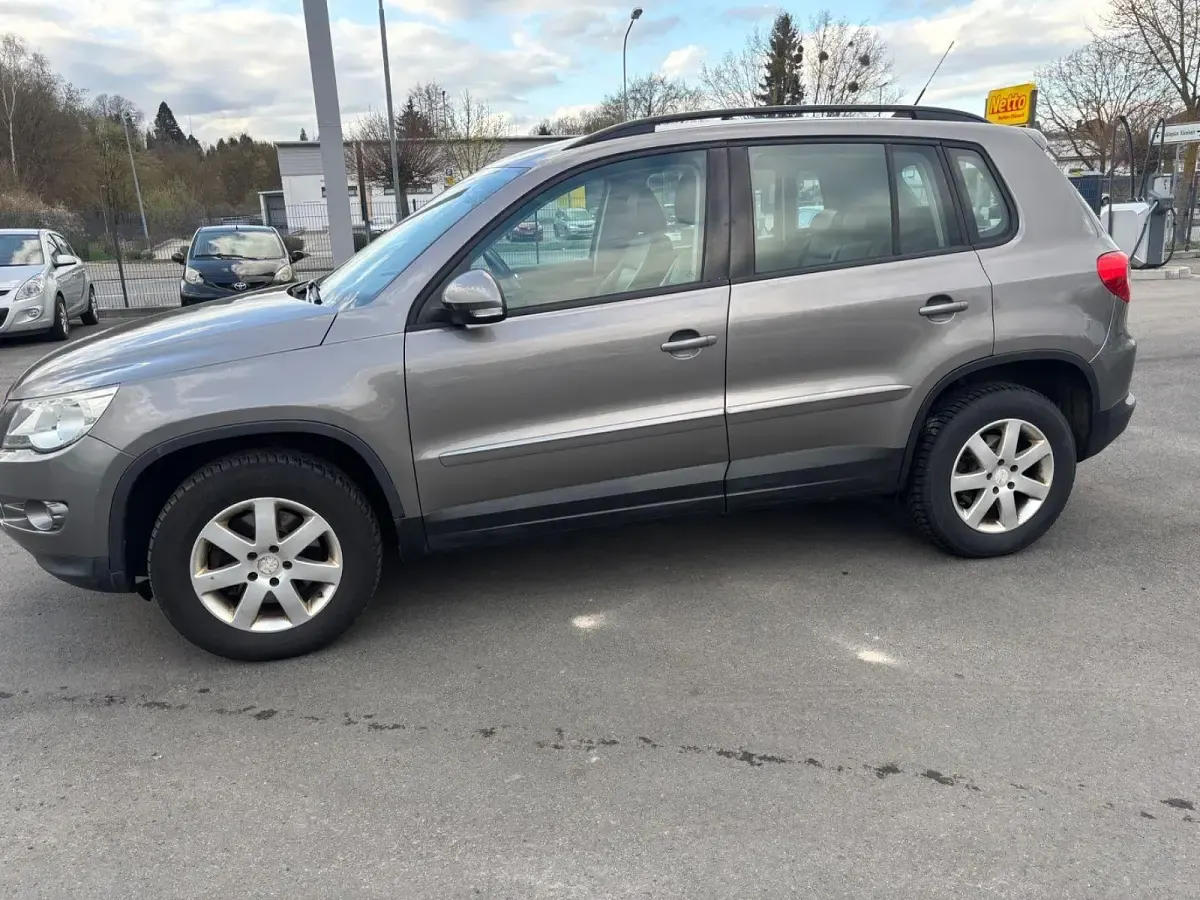 Gebraucht VW Tiguan Track & Field 140 PS (102 kW) 2009 Grau SUV
