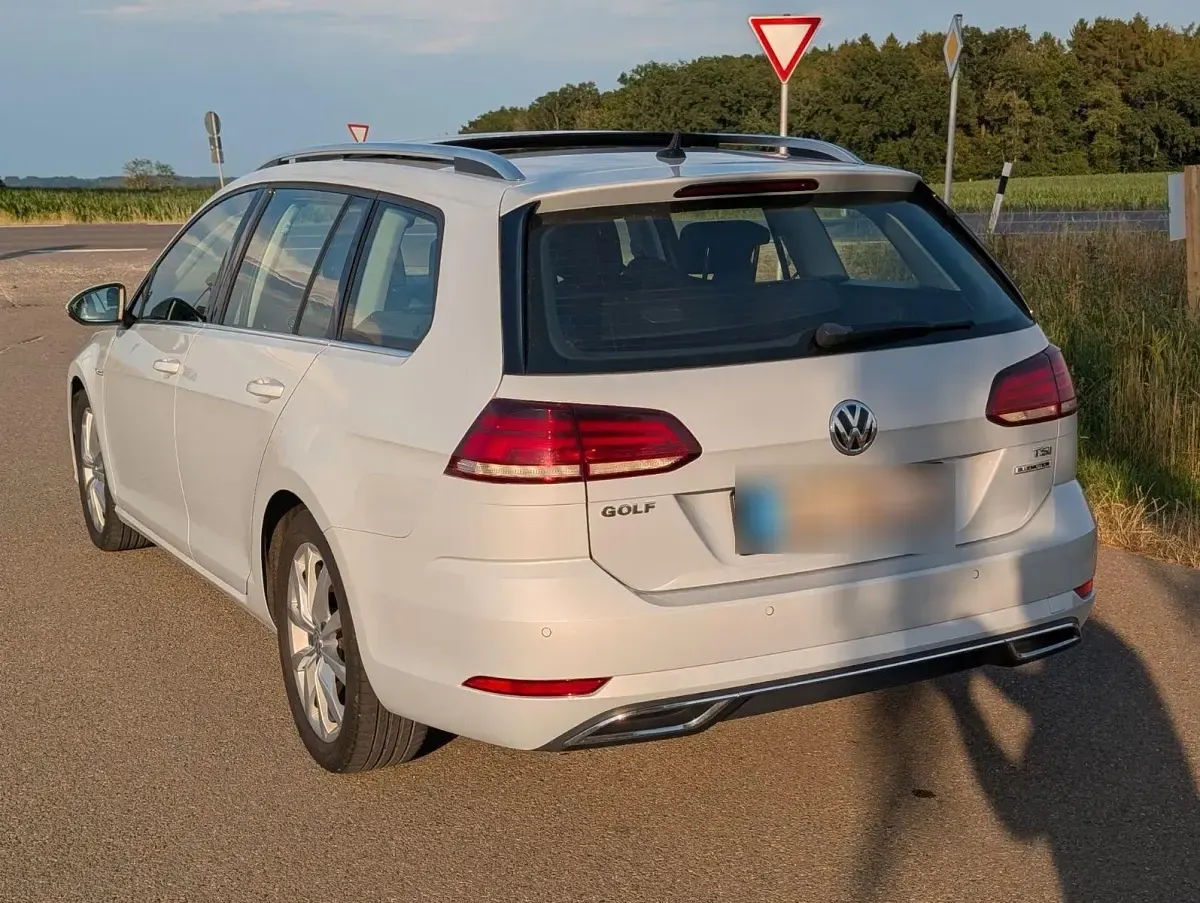 Gebraucht VW Golf VII Highline 131 PS (96 kW) 2018 Weiß Limousine