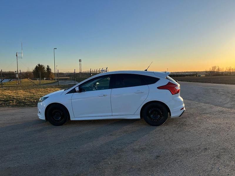 Gebraucht Ford Focus 125 PS (91 kW) 2013 Weiß Limousine