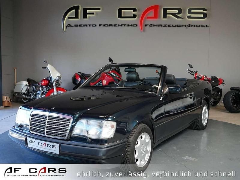 Smaragdschwarz metallic 189 Gebraucht 1995 Mercedes E220 Cabrio | 39.500 € - Bild 1/4