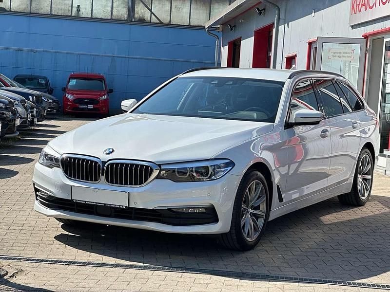 Mineralweiss metallic Gebraucht 2020 BMW 520 Kombi | 22.995 € (Fairer Preis) - Bild 1/4