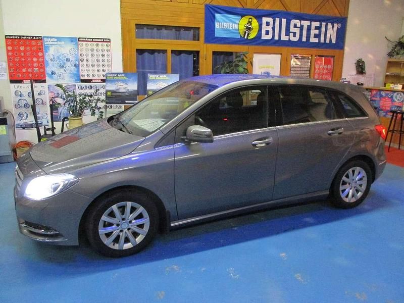 Grau Gebraucht 2014 Mercedes B180 Van / Kleinbus | 12.950 € (Fairer Preis) - Bild 1/4