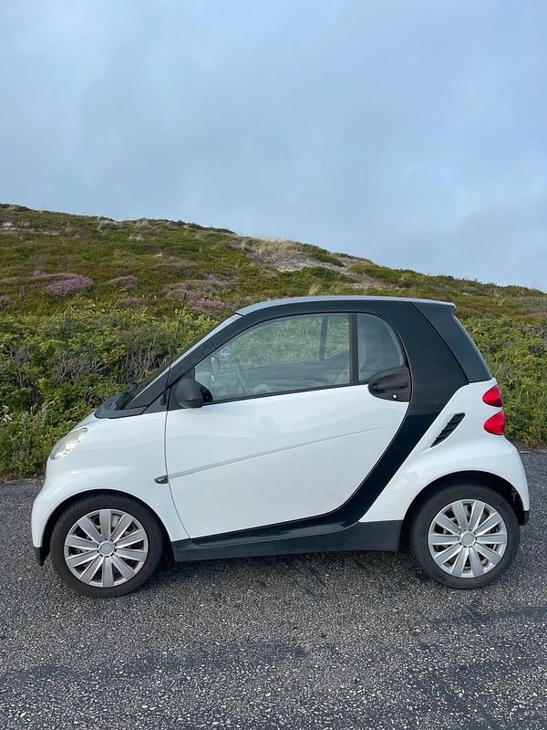 Weiß Gebraucht 2007 Smart ForTwo Coupé Pure Kleinwagen | 3.290 € (Fairer Preis) - Bild 1/4