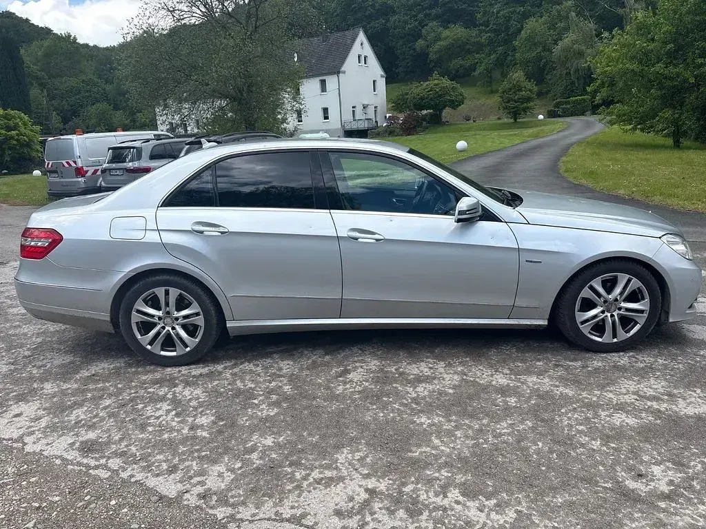 Gebraucht Mercedes E200 136 PS (100 kW) 2010 Silber Limousine