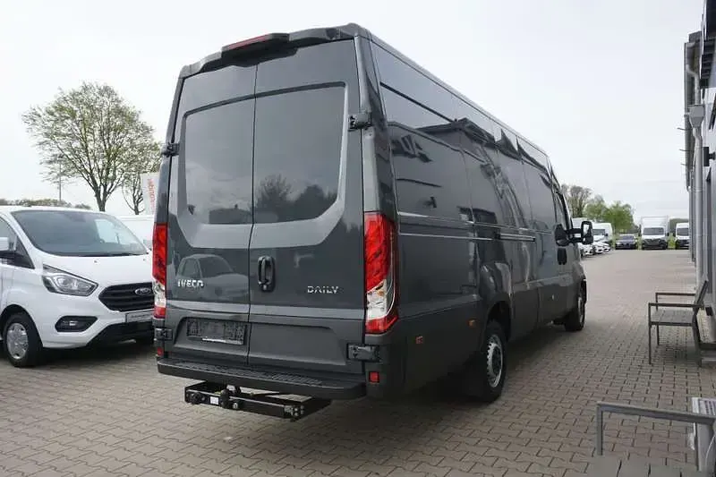 Gebraucht Iveco Daily 175 PS (128 kW) 2023 Grau Van