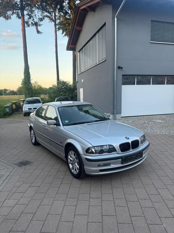 Silber Gebraucht 2002 BMW 320 Limousine | 1.499 € (Superpreis) - Bild 1/4