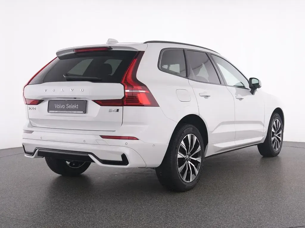Gebraucht Volvo XC60 Plus 197 PS (144 kW) 2024 Weiss crystal white / metallic SUV