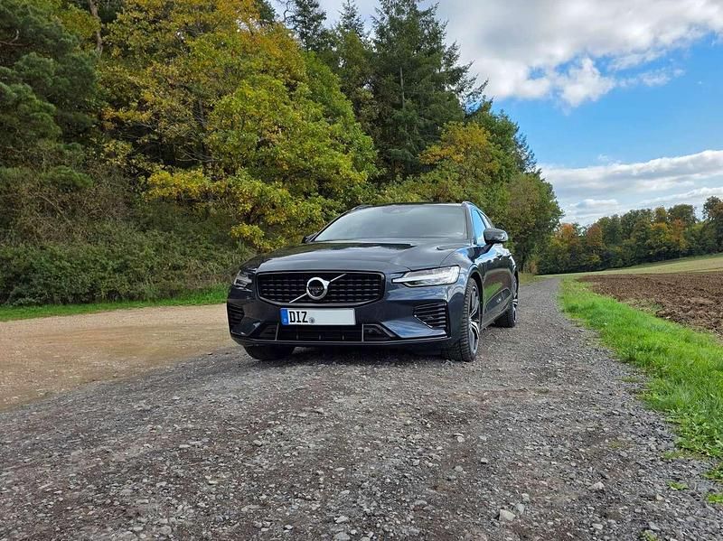 Blau Gebraucht 2022 Volvo V60 Plus Kombi | 37.250 € (Guter Preis) - Bild 1/4