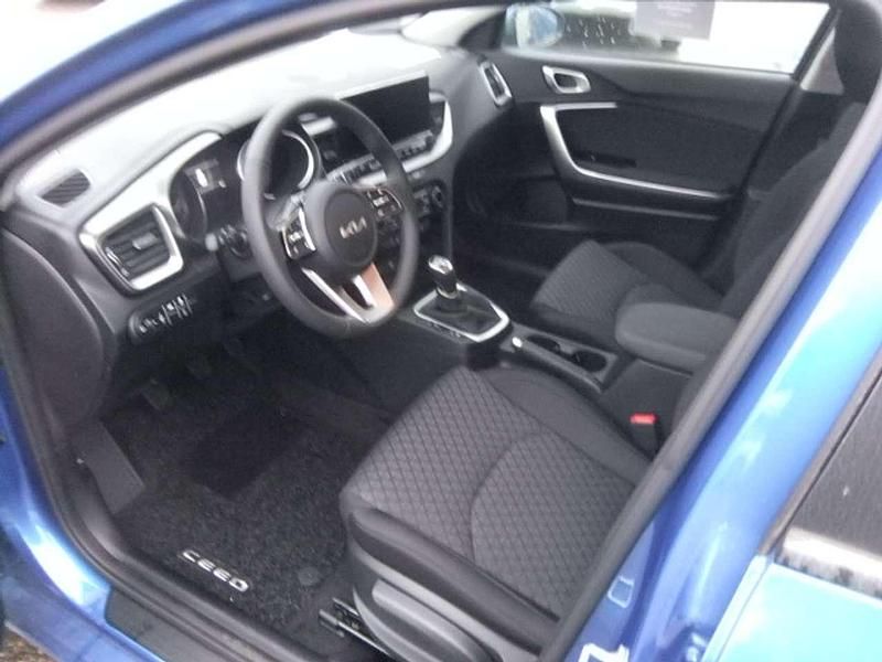 Neu Kia Ceed Vision 140 PS (102 kW) 2025 Blueflame metallic Kleinwagen