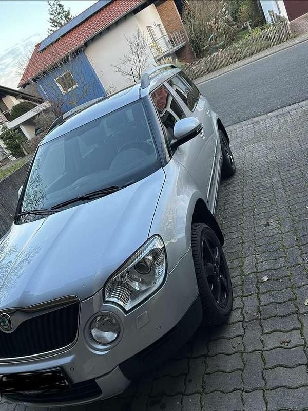 Grau Gebraucht 2013 Skoda Yeti LAURIN & KLEMENT SUV | 11.600 € (Guter Preis) - Bild 1/4