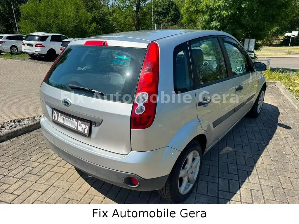 Gebraucht Ford Fiesta 69 PS (50 kW) 2006 Silber Kleinwagen