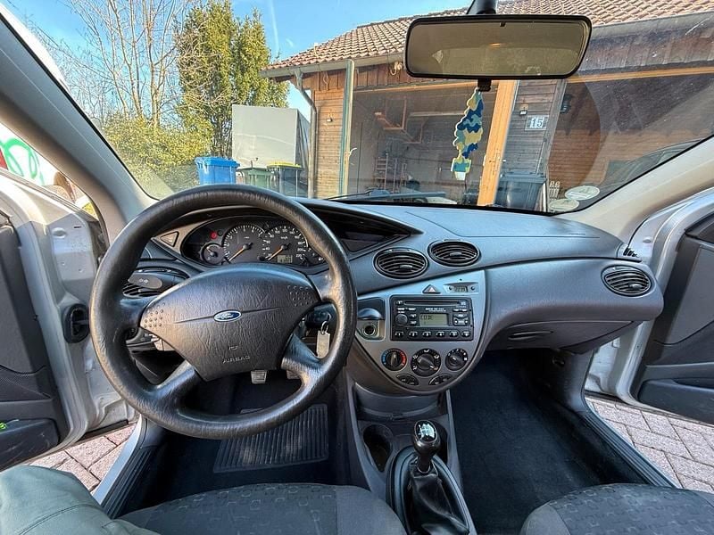 Second-hand Ford Focus 75 CP (55 kW) 2002 Argintiu Hatchback