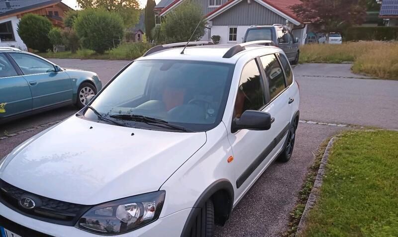 Weiß Gebraucht 2016 Lada Kalina Kombi | 5.800 € (Teuer) - Bild 1/2