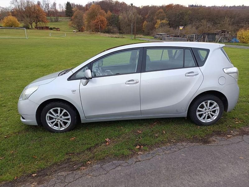 Silber Gebraucht 2011 Toyota Verso Edition Van / Kleinbus | 5.650 € (Superpreis) - Bild 1/4