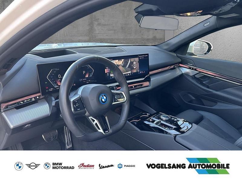 Gebraucht BMW 550e M Sport 489 PS (359 kW) 2025 Mineralweiss metallic Kombi