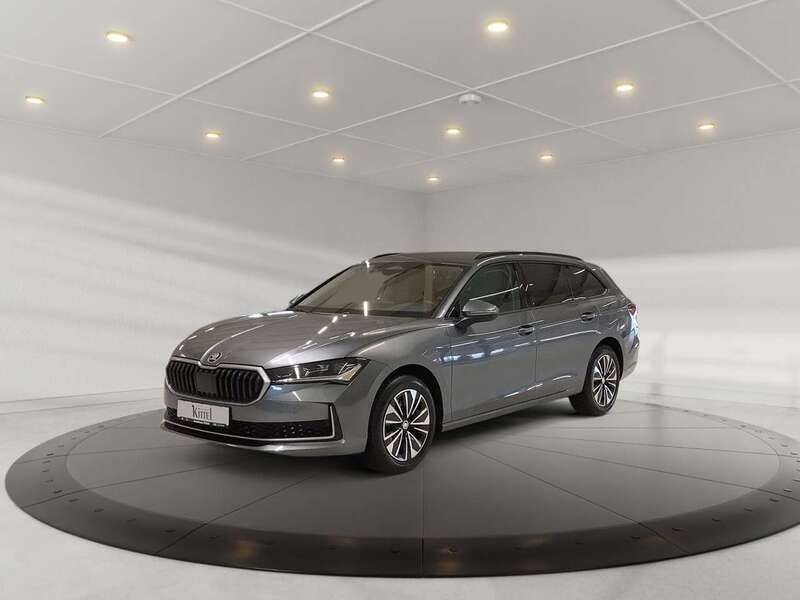 Graphitegrau metallic Gebraucht 2024 Skoda Superb Selection Kombi | 39.860 € (Teuer) - Bild 1/4