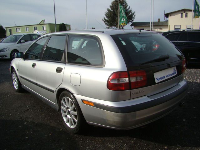 Gebraucht Volvo V40 122 PS (89 kW) 2001 Silber metallic Kombi