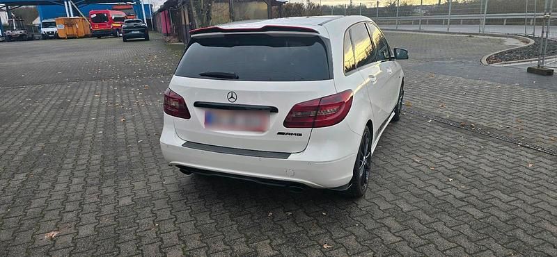 Gebraucht Mercedes B200 AMG 136 PS (100 kW) 2012 Weiß Van / Kleinbus