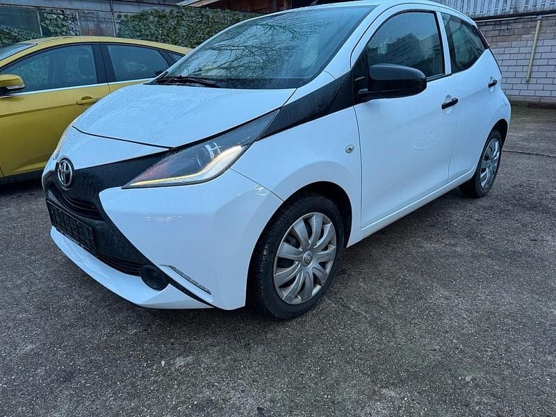Gebraucht Toyota Aygo 69 PS (50 kW) 2017 Weiß Kleinwagen