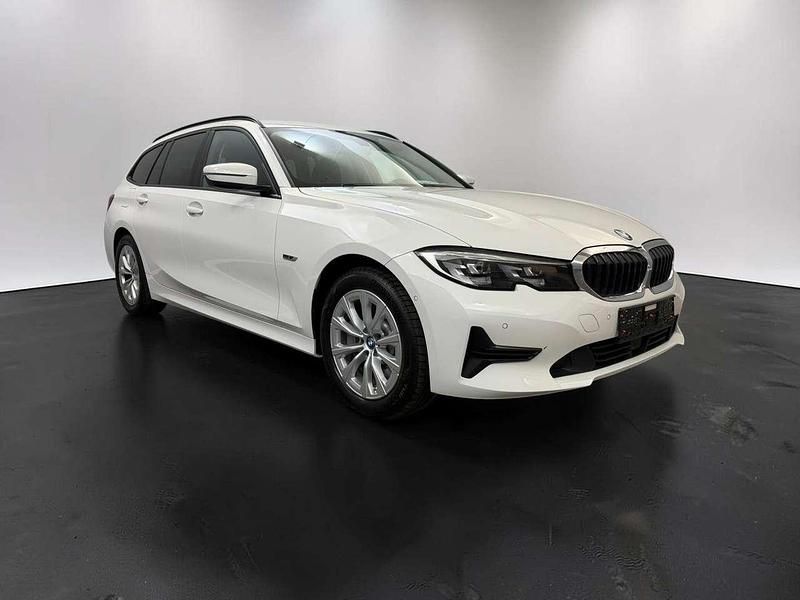 Gebraucht BMW 330e Advantage 184 PS (135 kW) 2022 Weiß Kombi