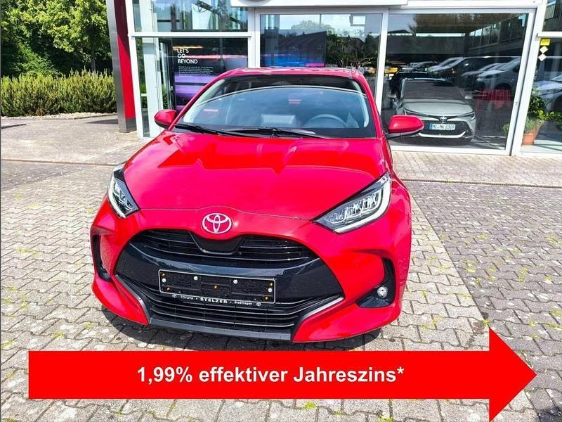 Rot Neu 2025 Toyota Yaris Hybrid Limousine | 26.900 € (Fairer Preis) - Bild 1/4