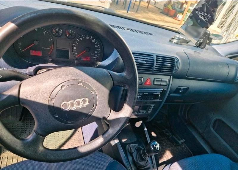 Second-hand Audi A3 101 CP (74 kW) 2000 Albastru Hatchback