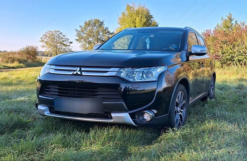 Schwarz Gebraucht 2015 Mitsubishi Outlander Instyle SUV | 13.500 € (Etwas zu teuer) - Bild 1/4