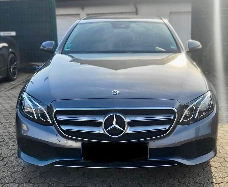 Grau Gebraucht 2018 Mercedes 220 Limousine | 27.700 € (Teuer) - Bild 1/4