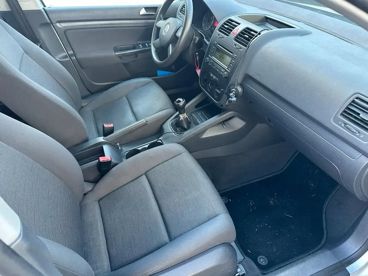 Second-hand VW Golf IV 105 CP (77 kW) 2003 Argintiu Berlinǎ